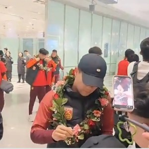 好博体育竞猜-U23国足载誉而归！上千球迷接机，李昊最受欢迎，球迷兴奋欢呼